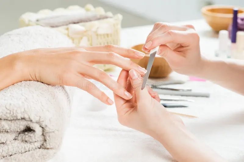 tratamiento-de-la-manicura-en-el-salon-del-clavo-55414826.webp