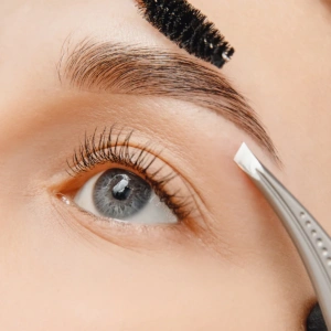 Eyebrow shaping (20 mins)